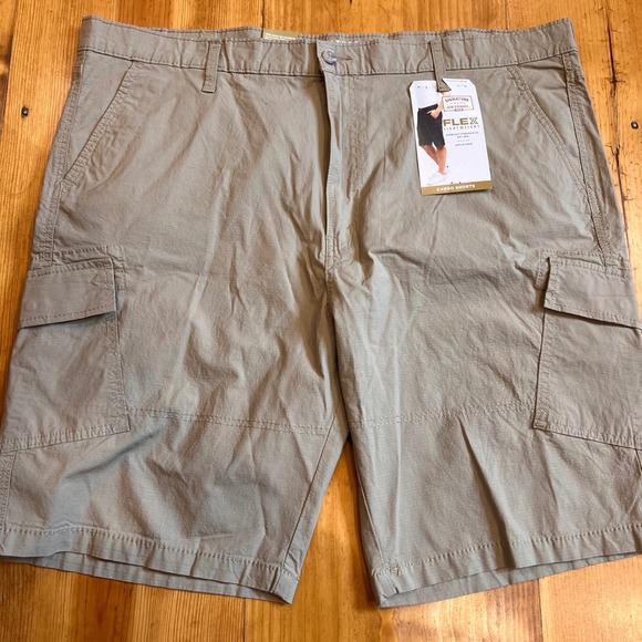 Signature by Levi Strauss & Co. Gold Label Other - Signature by Levi Strauss Men 44 Khaki Flex Lightweight Cargo Shorts 56341-0005